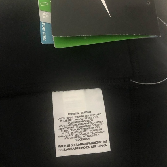 NIKE NWT DriFIT Training Crop / Clam Diggers in Black - Picture 5 of 8